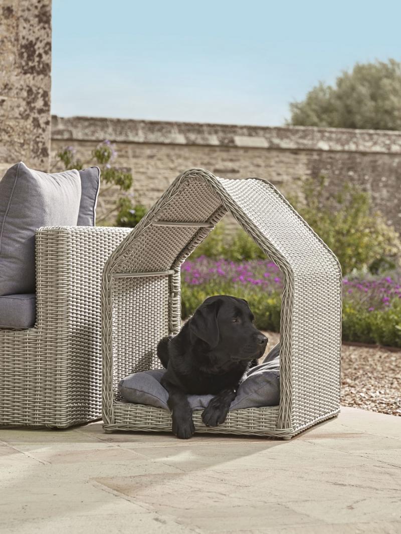 https://lady.co.uk/sites/default/files/resize/misc/2021/09/cox_cox_palermo_outdoor_dog_bed_-_250-800x1067.jpg